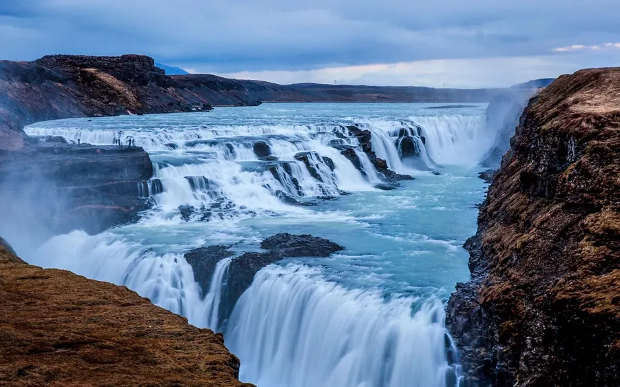 Der Gullfoss-Wasserfall im Winter, vom Canyonrand aus gesehen