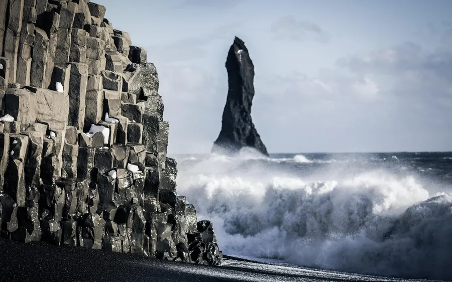 Die Reynisdrangar-Seestapel vor dem schwarzen Sandstrand bei V&iacute;k